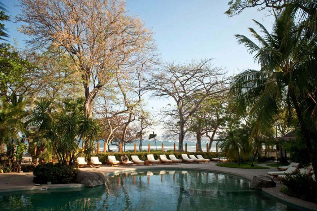 Capitán Suizo Beachfront Boutique Hotel es un hotel boutique de cuatro estrellas frente a la playa en la Playa de Tamarindo