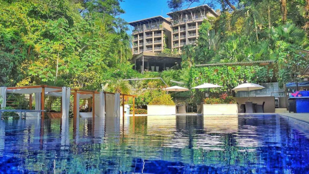 Los Altos Resort, con su reserva privada y su playa, es la principal puerta de entrada de lujo de 5 estrellas de Manuel Antonio